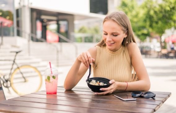 Healthy Eating While Traveling Tips That Actually Fit Real Life